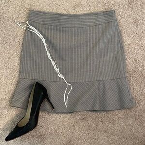 Banana Republic skirt size 6 grey pinstripe